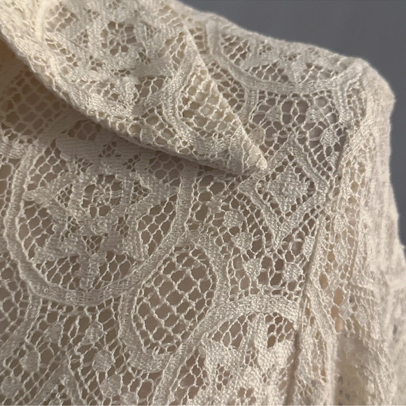 Elegant Cream Lace Button-Up Blouse - Picture 3 of 4